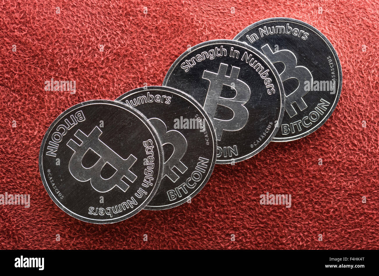 Pila di Bitcoin fisica delle monete in euro. Foto Stock