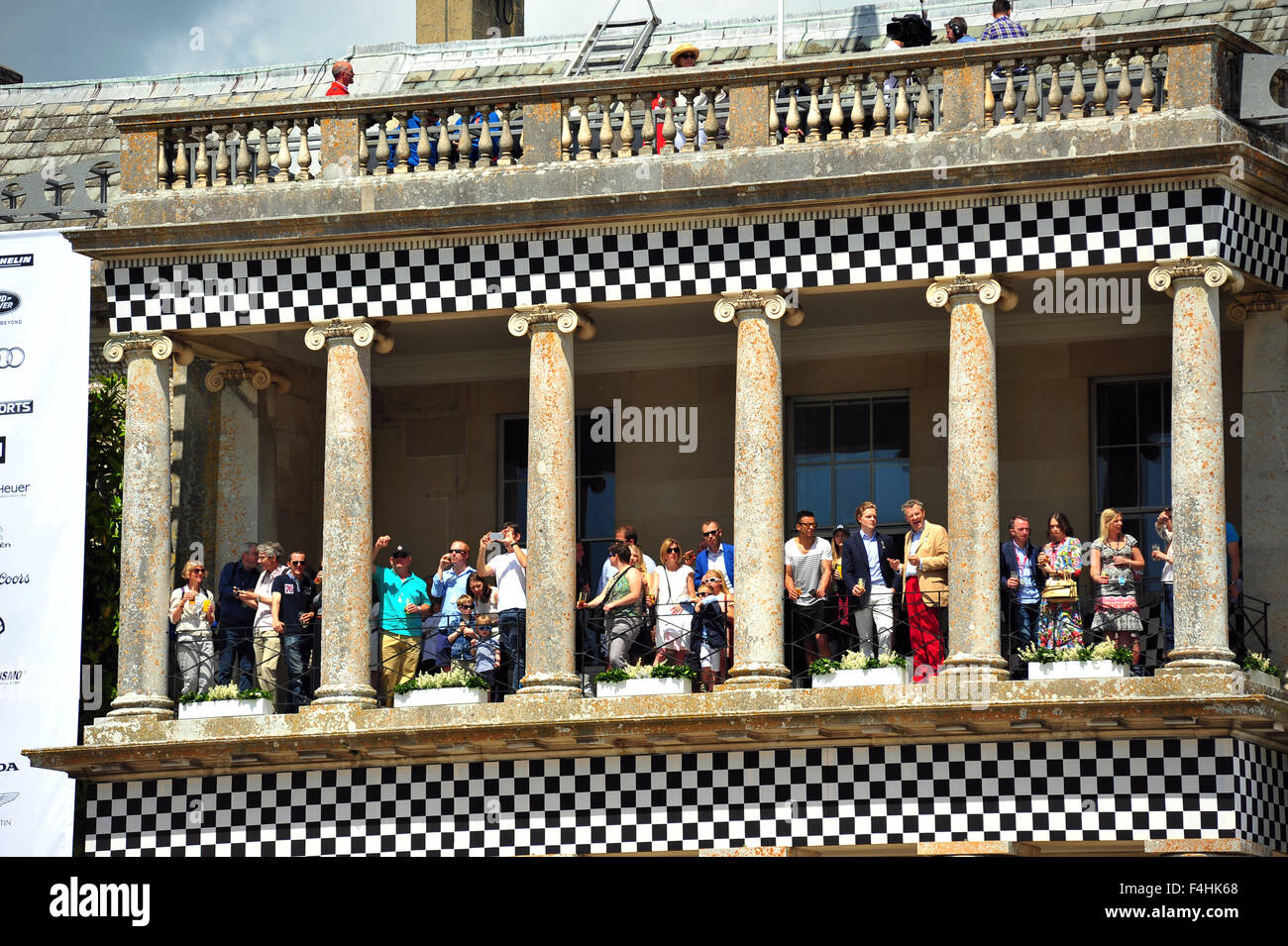 Il balcone della casa di Goodwood piena di ospiti al Festival di Goodwood di velocità nel Regno Unito. Foto Stock