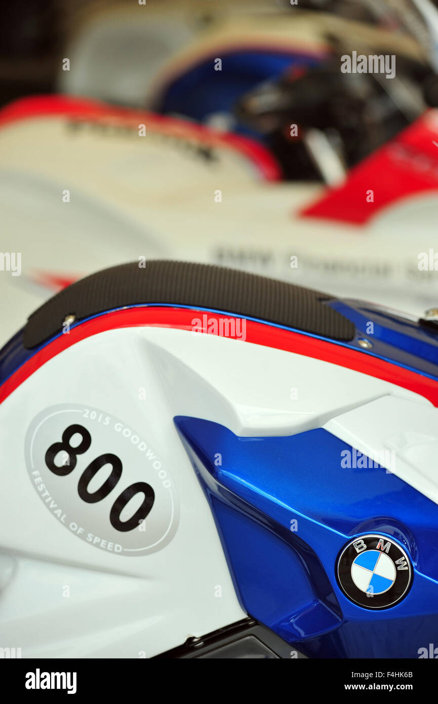 Una linea di BMW Racing moto parcheggiata nel paddock al Goodwood Festival of Speed NEL REGNO UNITO. Foto Stock