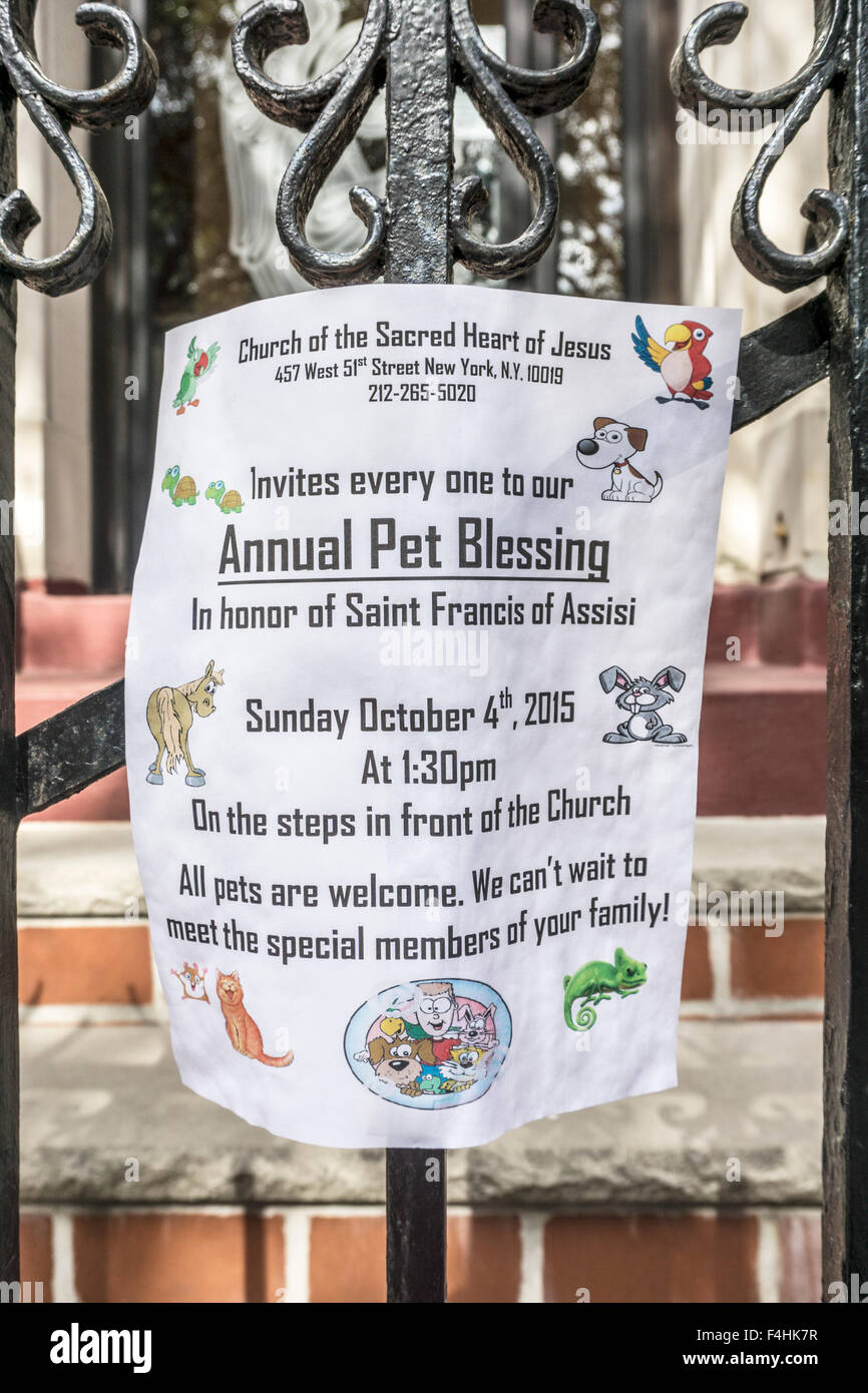 Invito a annuale benedizione Pet illustrata con divertenti disegni a colori di animali domestici postato su porta di fronte alla chiesa Foto Stock