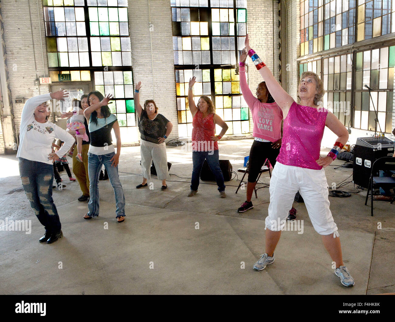 Stati Uniti d'America. Xviii oct, 2015. L'ASEC -- Susan Denniston di Albuquerque, a sinistra conduce una danza libera officina 'Dancin' nelle strade'' a Albuquerque cantieri ferroviari domenica 18 ottobre, 2015. I partecipanti spontanea dal cantiere ferroviario gli acquirenti sul mercato a ballare con la canzone "New York New York. © Greg assorbitore/Albuquerque ufficiale/ZUMA filo/Alamy Live News Foto Stock