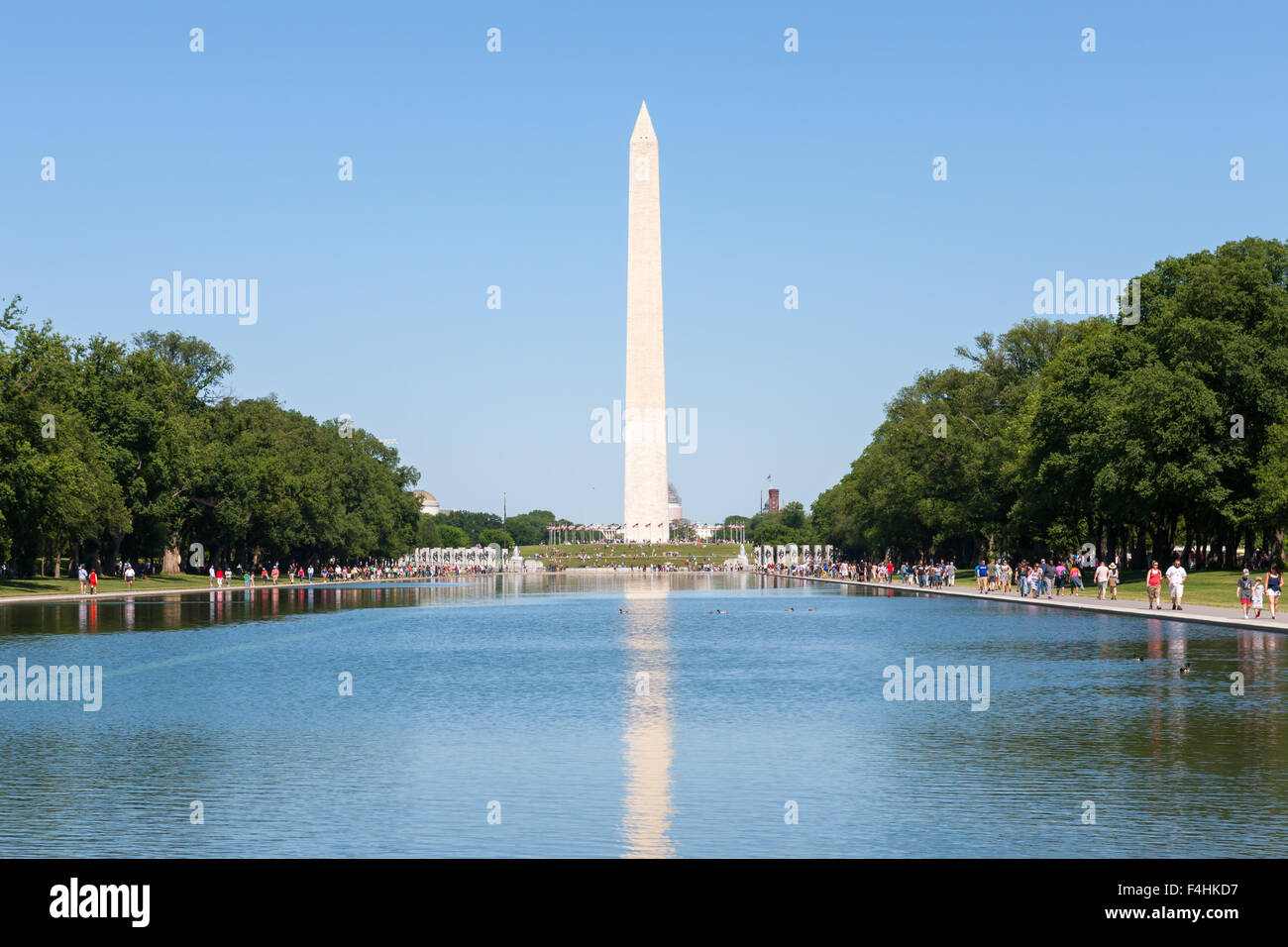 Il Monumento di Washington si riflette nel Lincoln Memorial riflettendo la piscina sul National Mall di Washington DC. Foto Stock