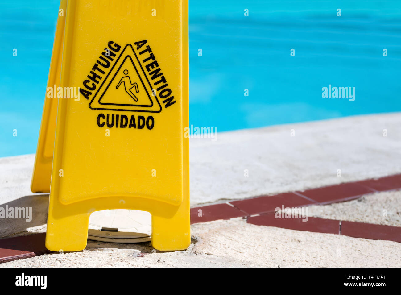 Pavimento bagnato segnale di avvertimento in prossimità di una piscina Foto Stock