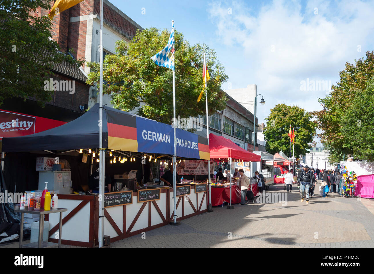 Continental street market alimentare, George Street, Luton, Bedfordshire, England, Regno Unito Foto Stock