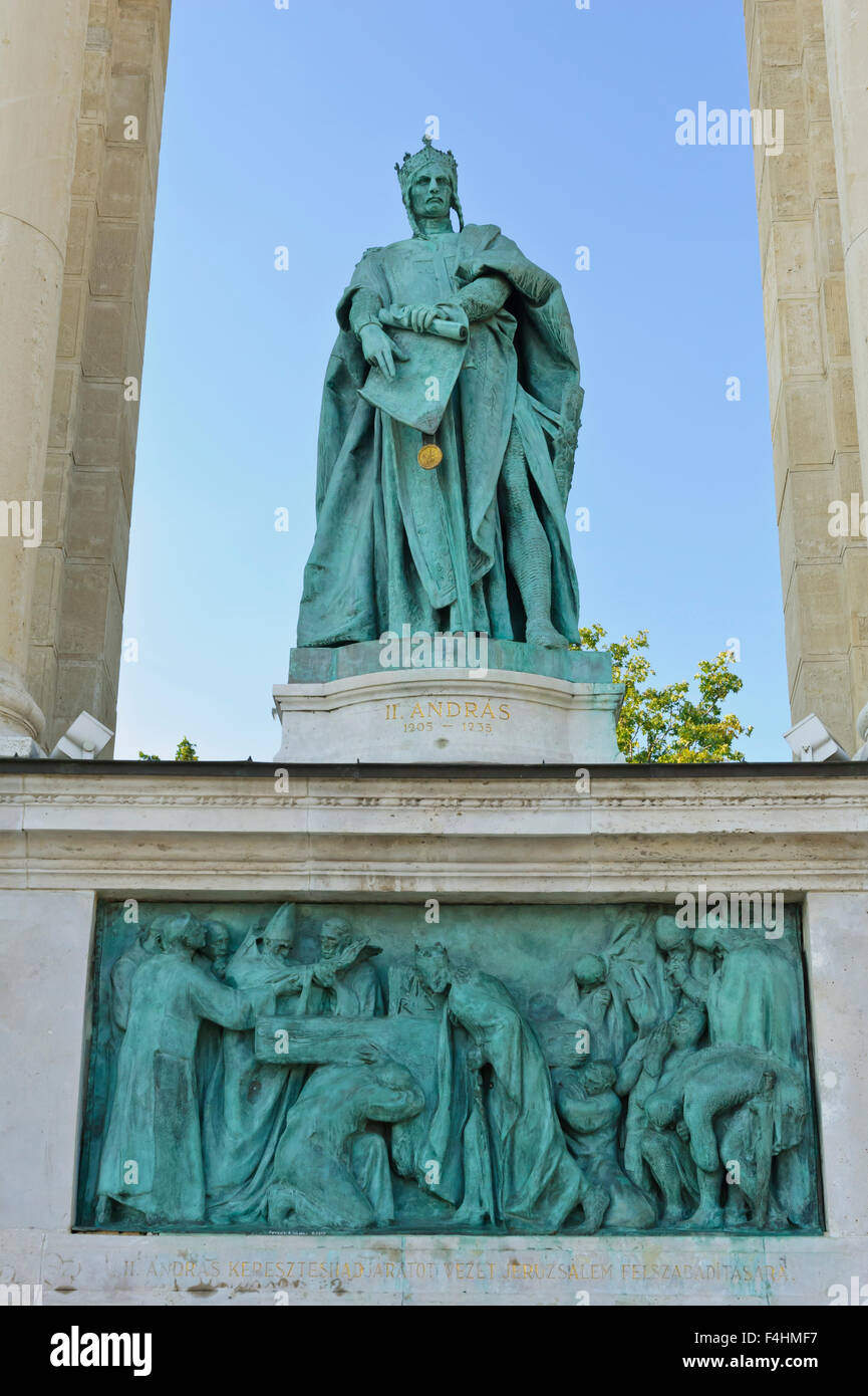 Statua di Andrea II noto anche come Andrea di Gerusalemme nella Piazza degli Eroi, Budapest, Ungheria. Foto Stock