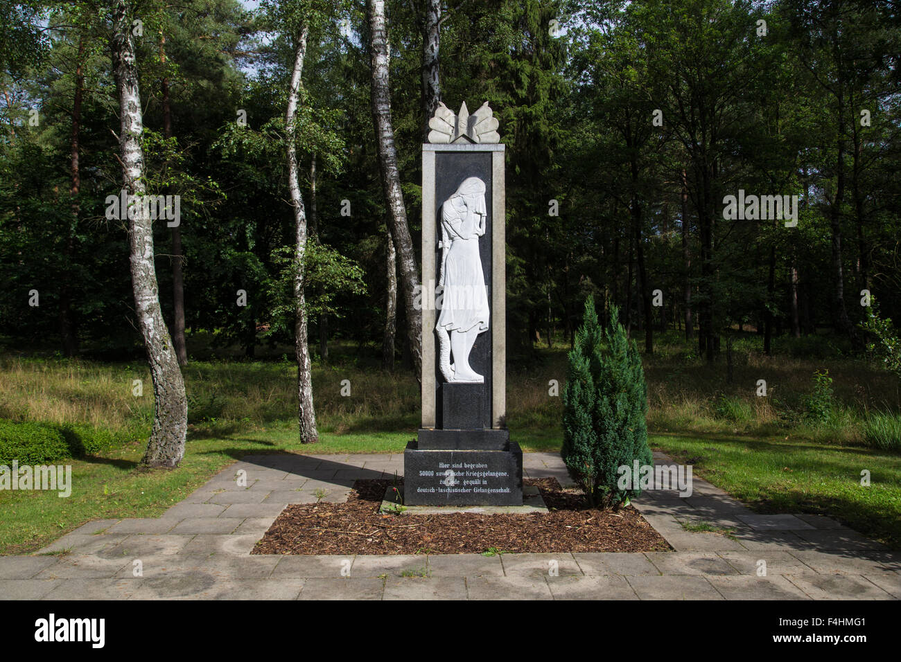 Un monumento alla guerra sovietica Bergen-Lohheide cimitero vicino al campo di concentramento Bergen-Belsen, Germania. Circa 20000 sovie Foto Stock
