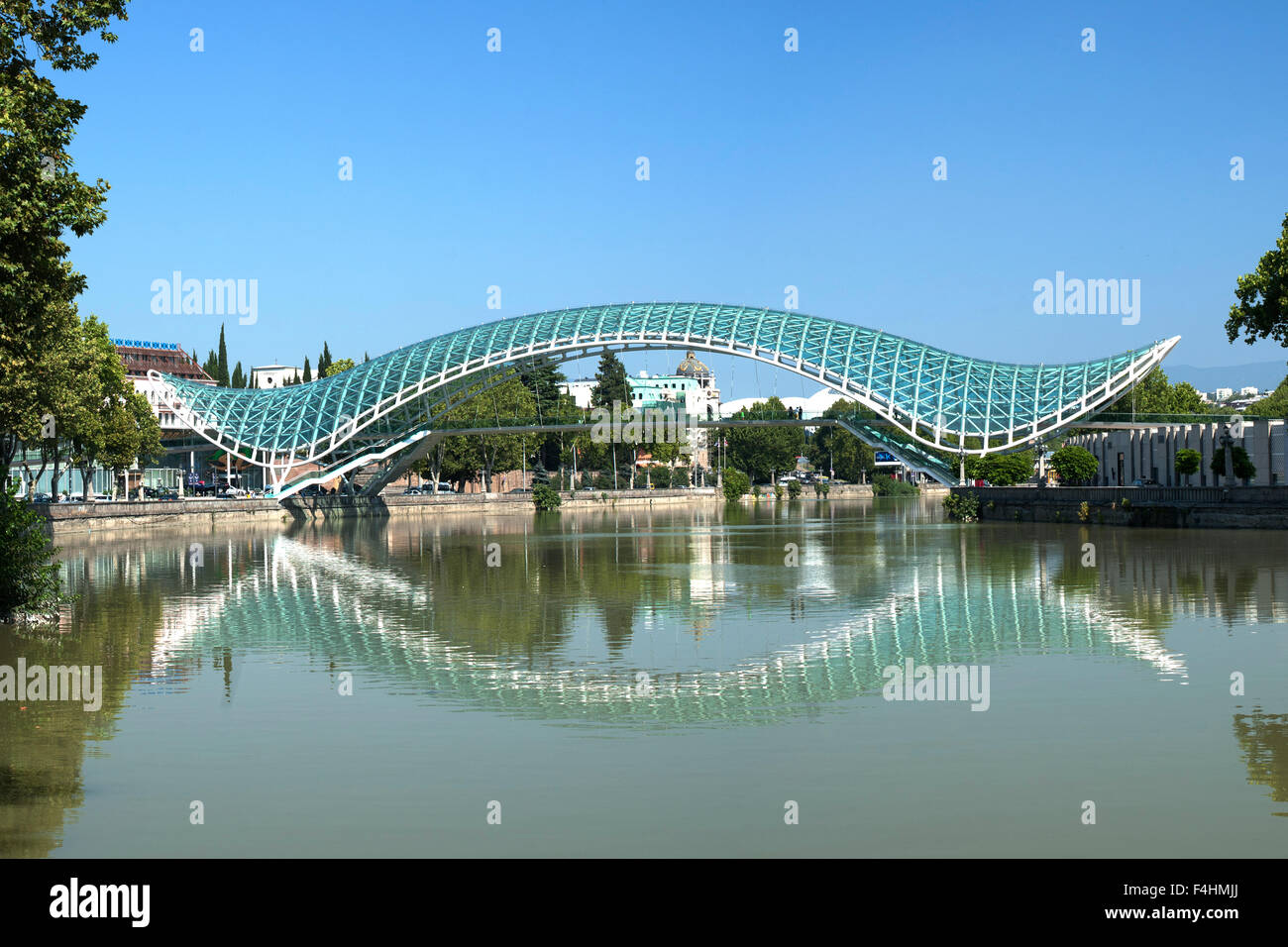 Il Ponte della Pace, un pedone ponte che attraversa il fiume Mtkvari a Tbilisi, capitale della Georgia. Foto Stock