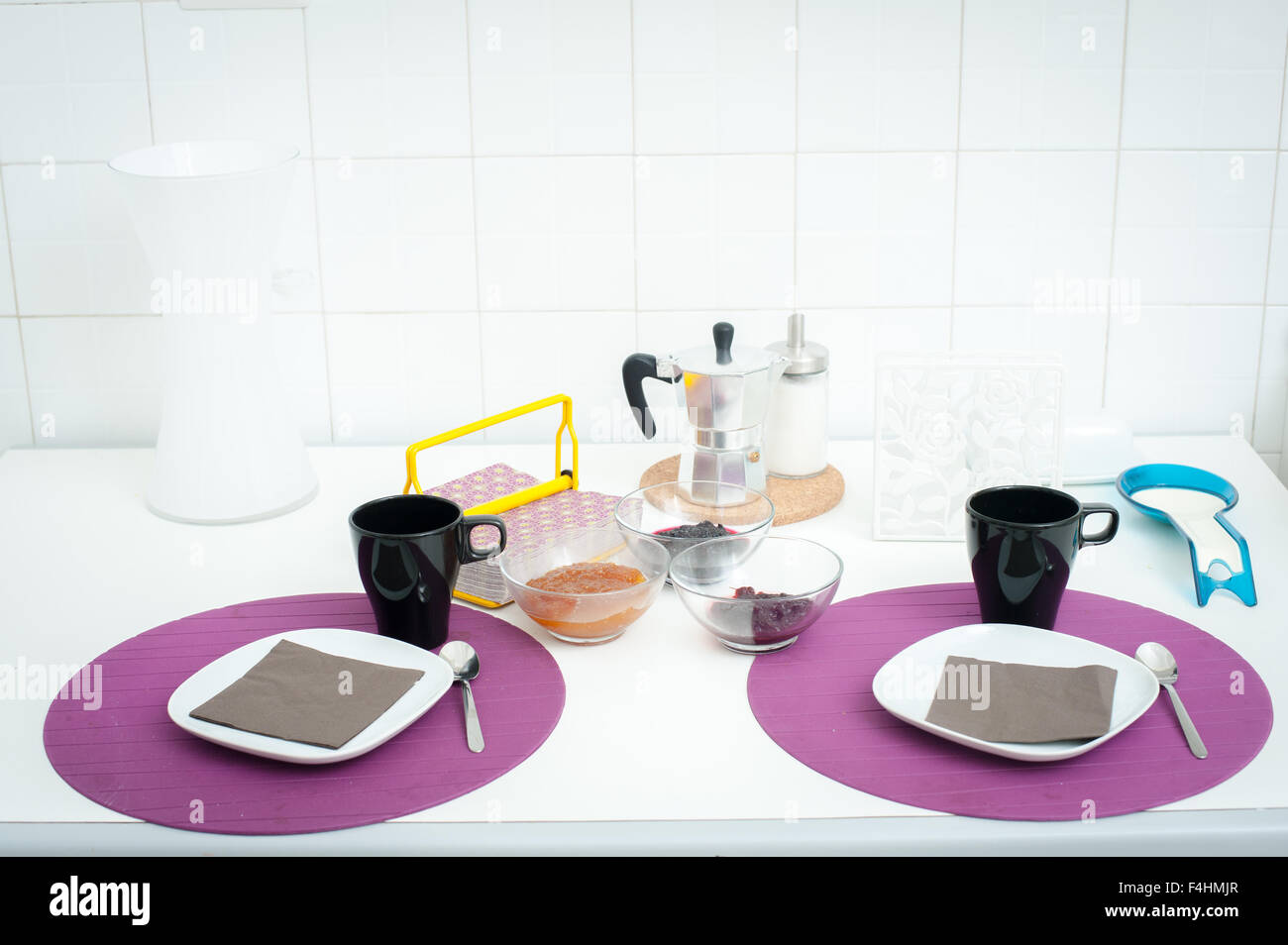 Set colazione tavola con marmellata di arance nel recipiente la luce bianca cucina Foto Stock