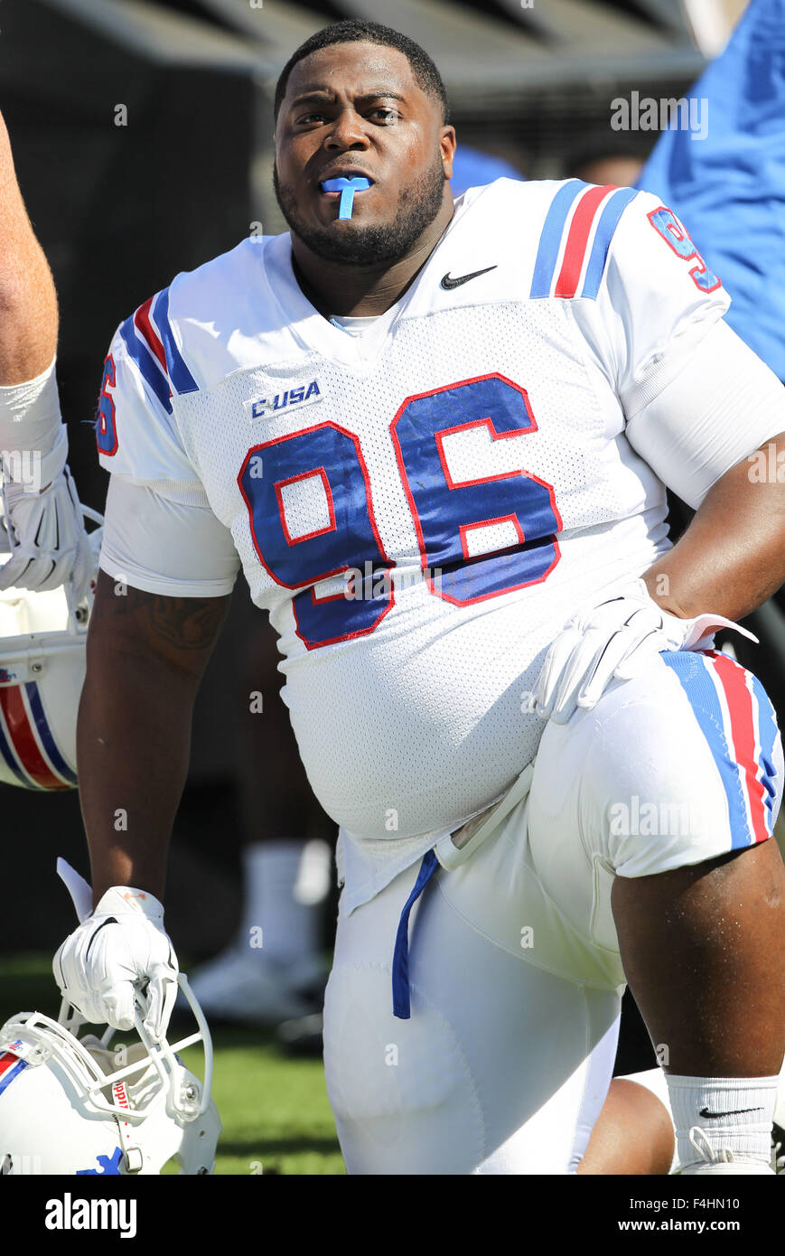 Starkville, MS, STATI UNITI D'AMERICA. Xvi oct, 2015. Louisiana Tech Bulldogs tackle difensivo Tyler Porter (96) guarda un replay sul tabellone durante il NCAA Football gioco tra il Mississippi State Bulldogs e la Louisiana Tech Bulldogs a Davis Wade Stadium di Starkville. Chuck leccare/CSM/Alamy Live News Foto Stock