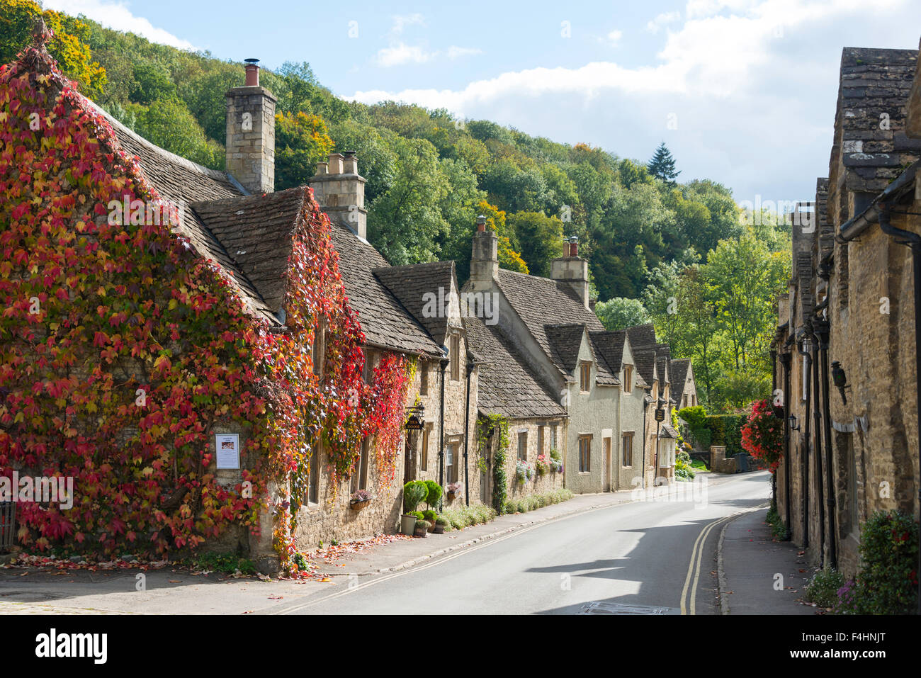 La Strada in autunno, Castle Combe, Wiltshire, Inghilterra, Regno Unito Foto Stock