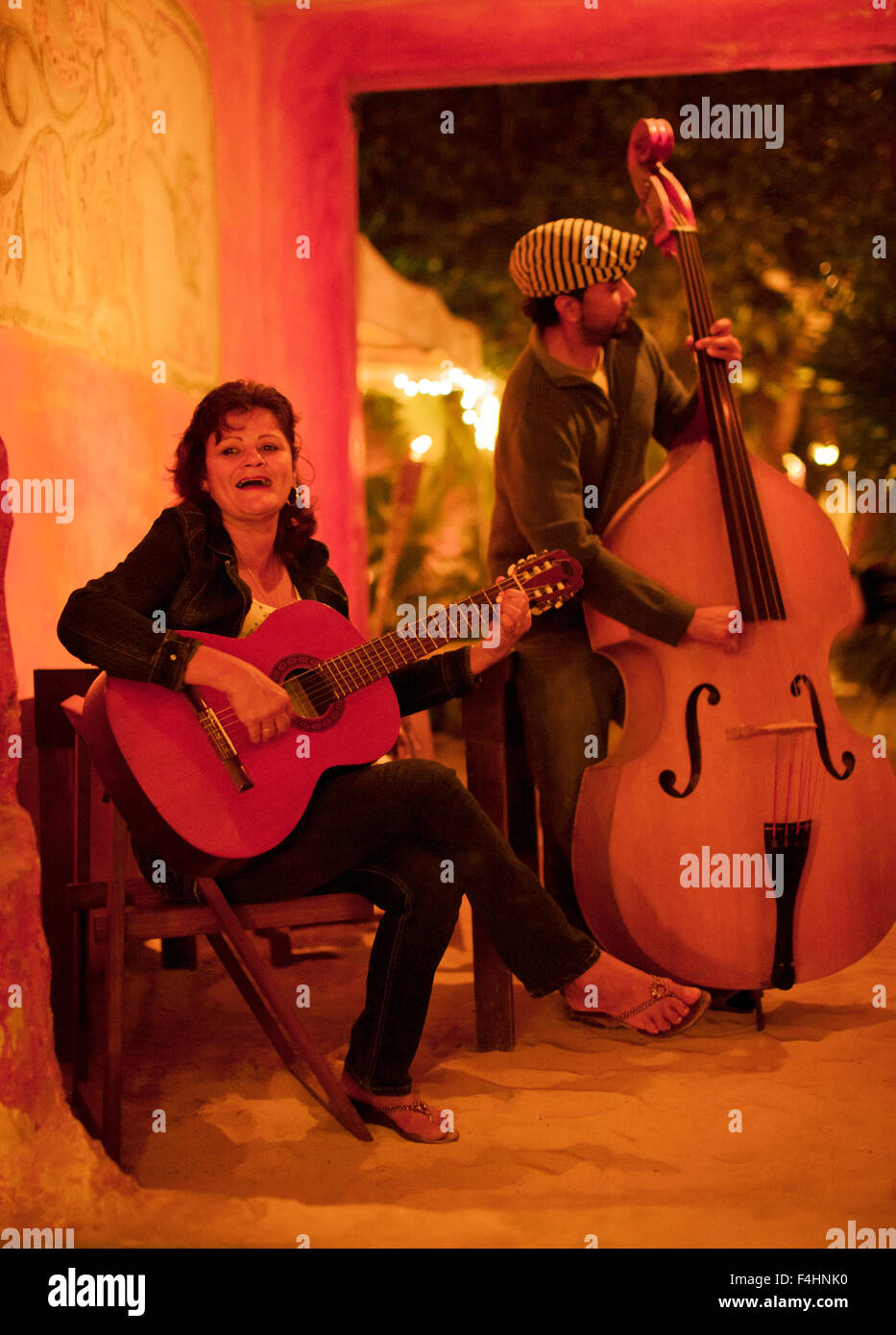 Gladys del Monte e un uomo su bass eseguire. Isla Mujeres,Messico. Foto Stock