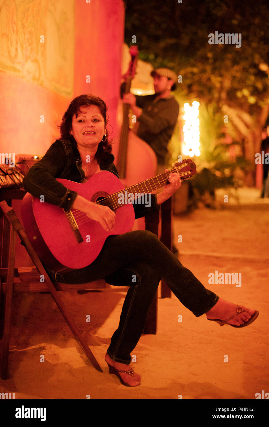 Gladys del Monte e un uomo su bass eseguire. Isla Mujeres,Messico. Foto Stock