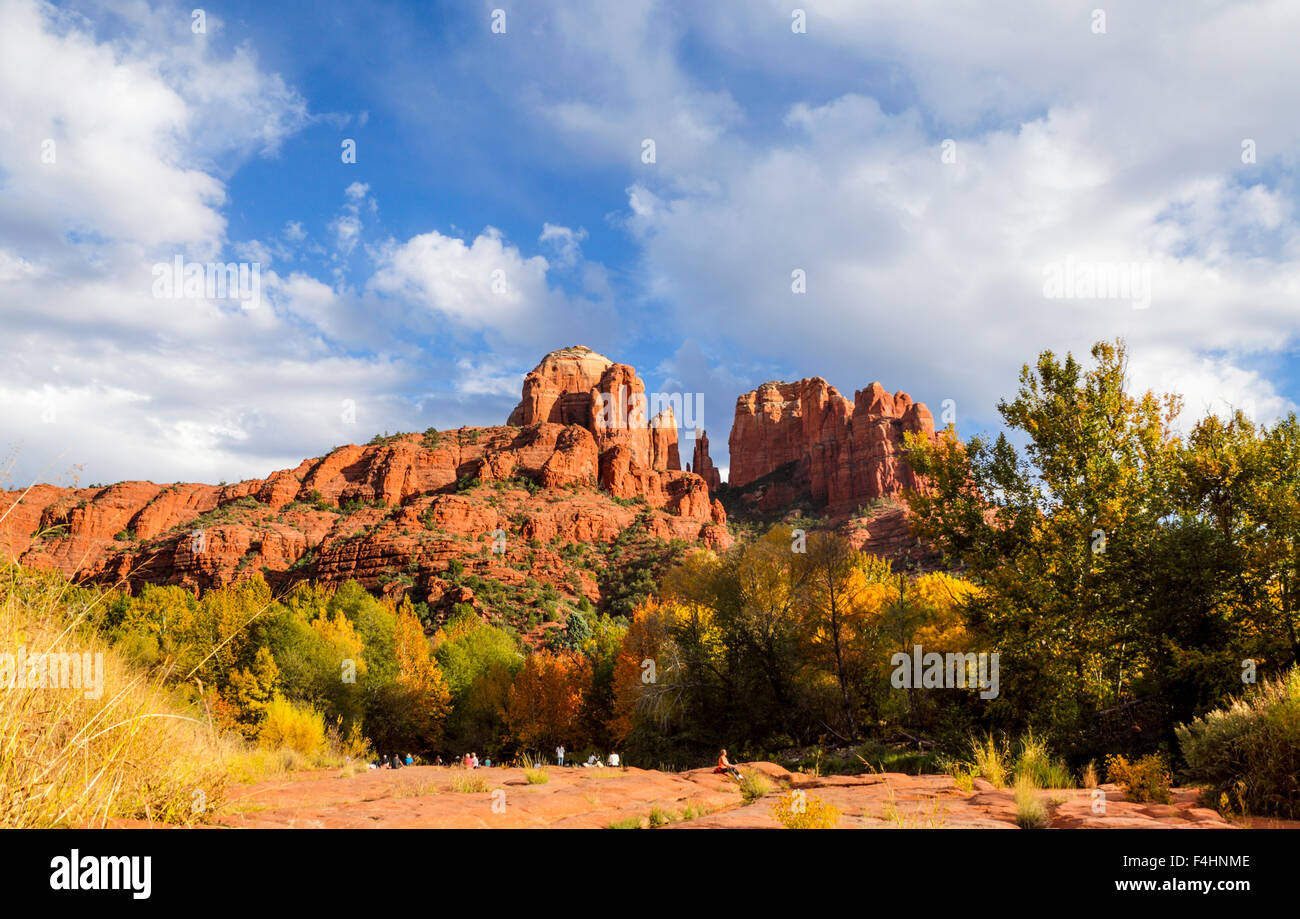 Gli ospiti godono di colore di autunno vicino Cattedrale Rock a Crescent Moon Ranch/Red Rock Crossing in Sedona Foto Stock