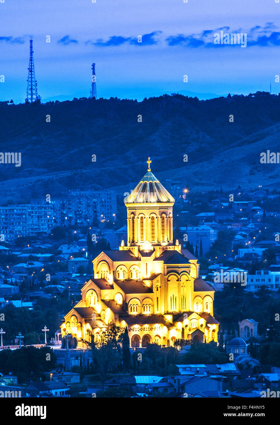 Alba vista della Santa Trinità Cattedrale di Tbilisi (aka Tsminda Cattedrale di Sameba) la principale cattedrale di Tbilisi, capitale della Foto Stock