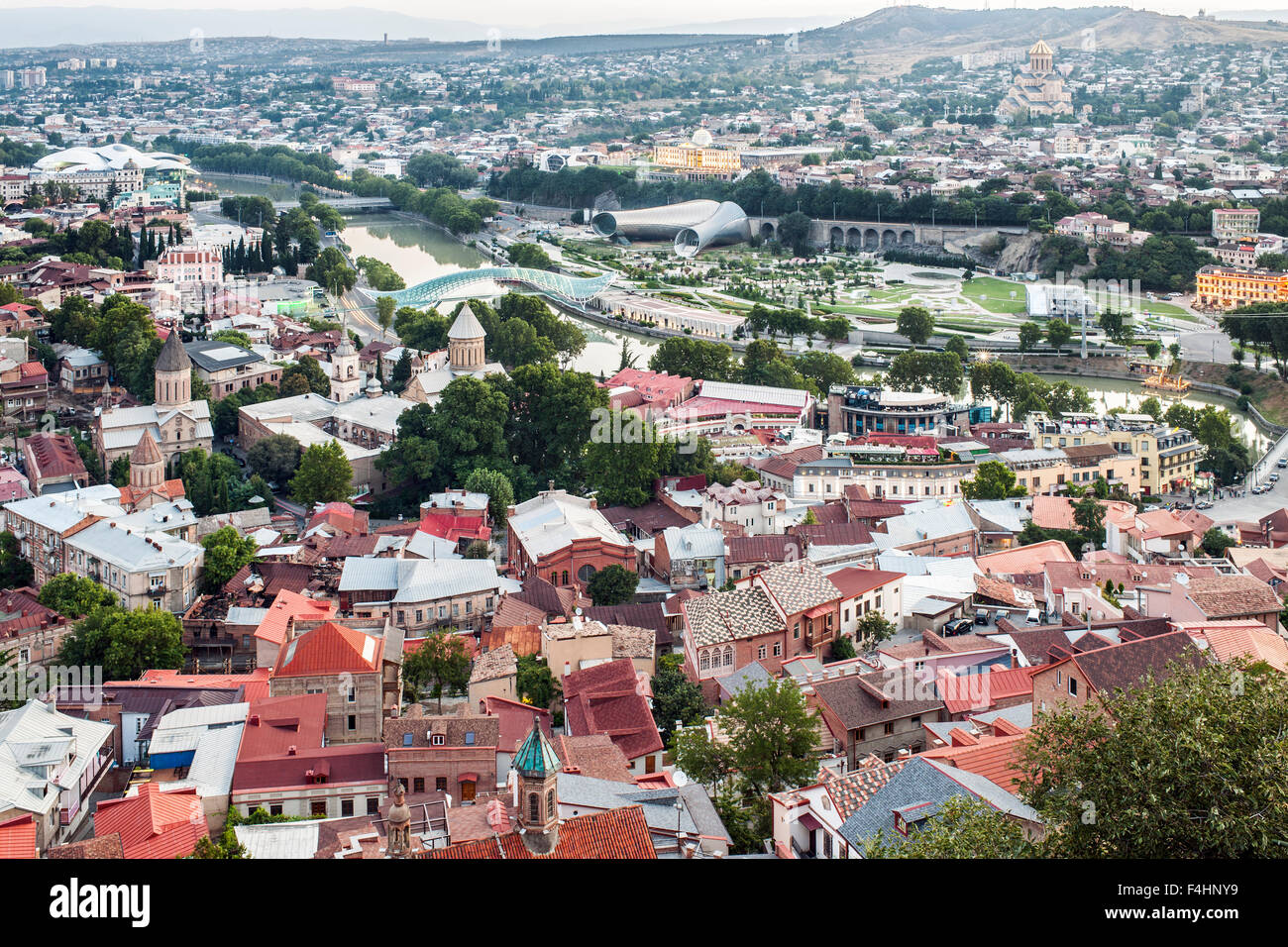 Alba vista sopra la città vecchia e il fiume Mtkvari a Tbilisi, capitale della Georgia. Foto Stock