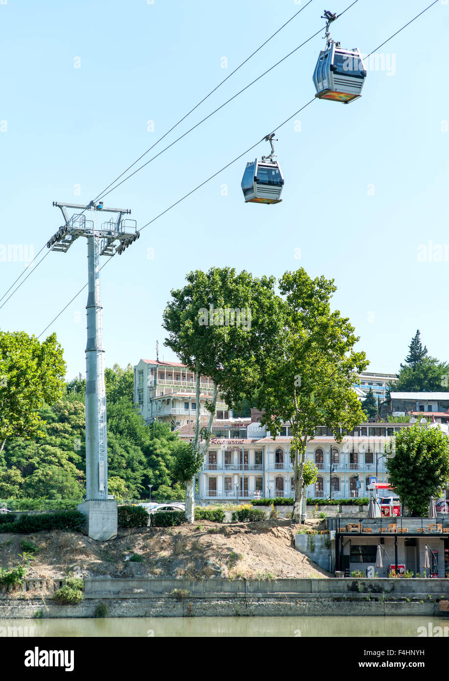 La teleferica di Tbilisi funivia e il fiume Mtkvari a Tbilisi, capitale della Georgia. Foto Stock