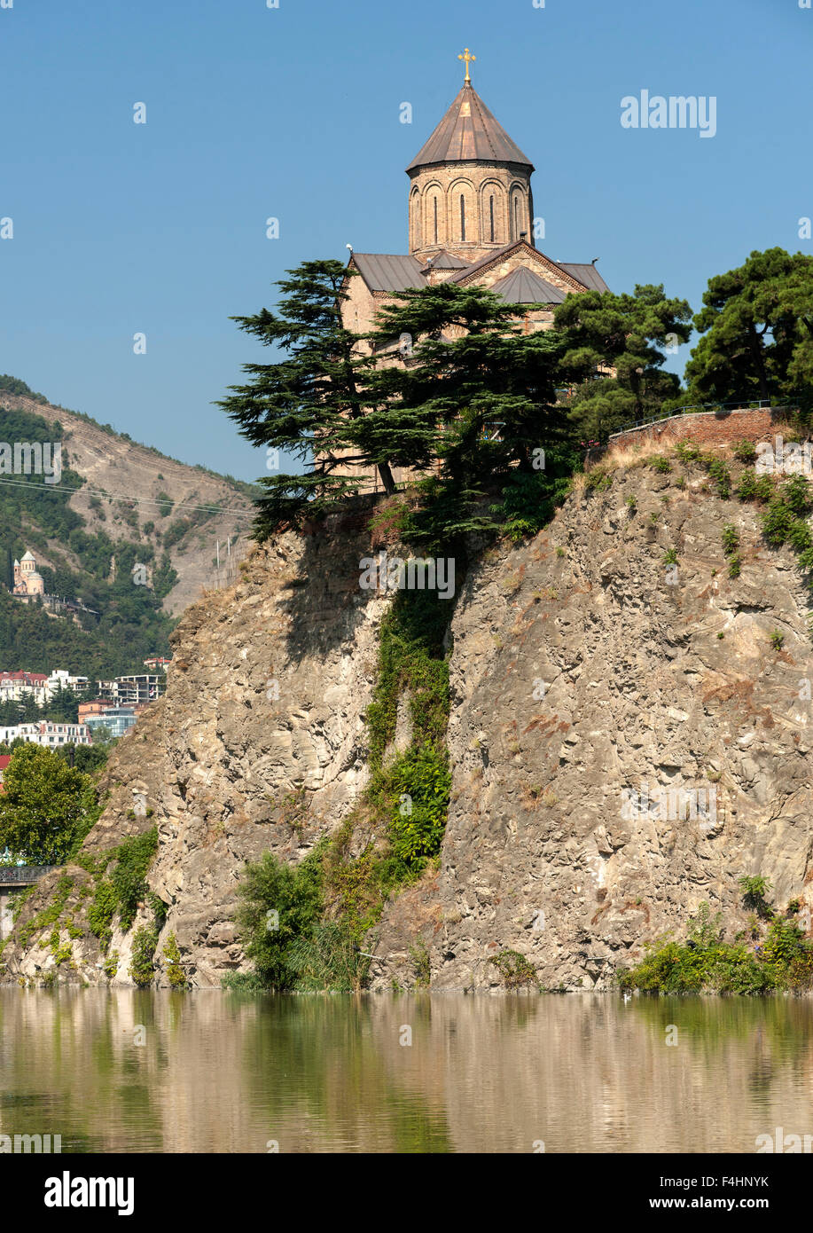 La Chiesa di Metekhi e fiume Kura a Tbilisi, capitale della Georgia. Foto Stock