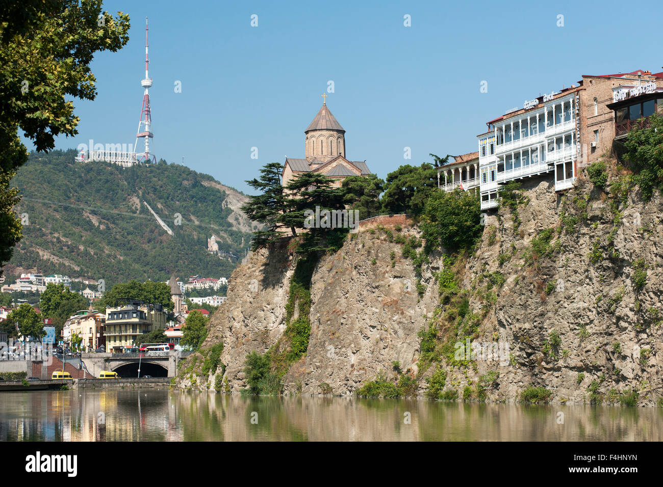 La Chiesa di Metekhi ed edifici che fiancheggiano il fiume Kura a Tbilisi, capitale della Georgia. Foto Stock