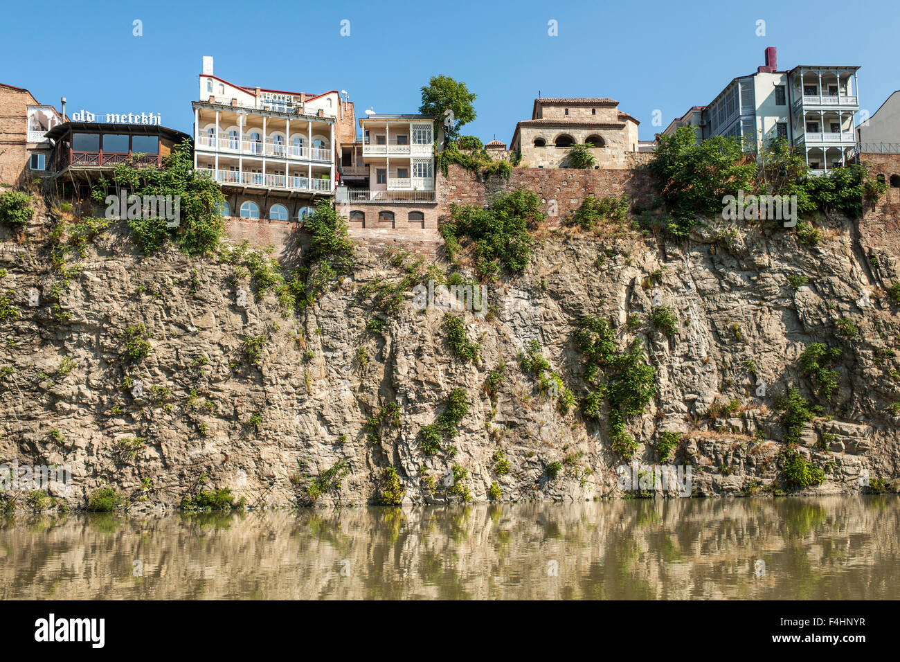 Edifici che fiancheggiano il fiume Kura a Tbilisi, capitale della Georgia. Foto Stock