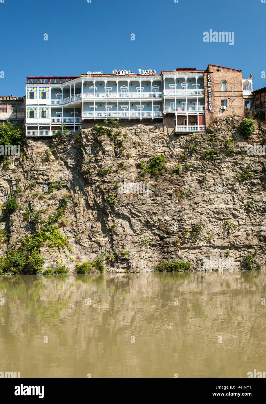 Edifici che fiancheggiano il fiume Kura a Tbilisi, capitale della Georgia. Foto Stock