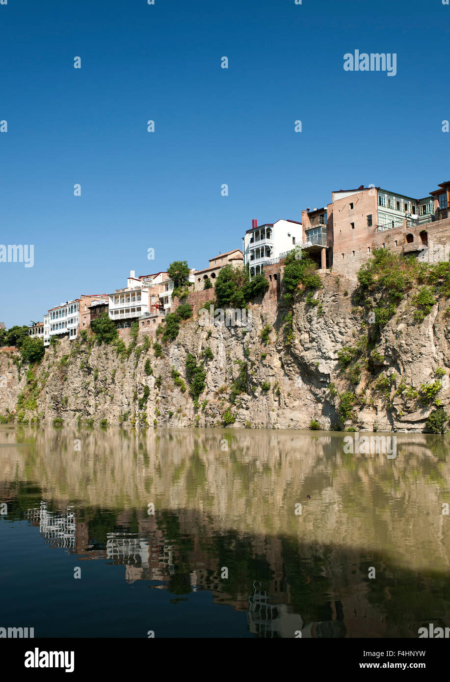 Edifici che fiancheggiano il fiume Kura a Tbilisi, capitale della Georgia. Foto Stock
