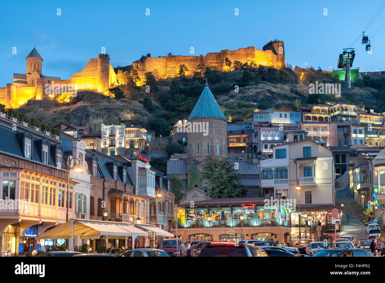 Vista del tramonto di Narikala di fortezza e la città vecchia di Tbilisi, capitale della Georgia. Foto Stock