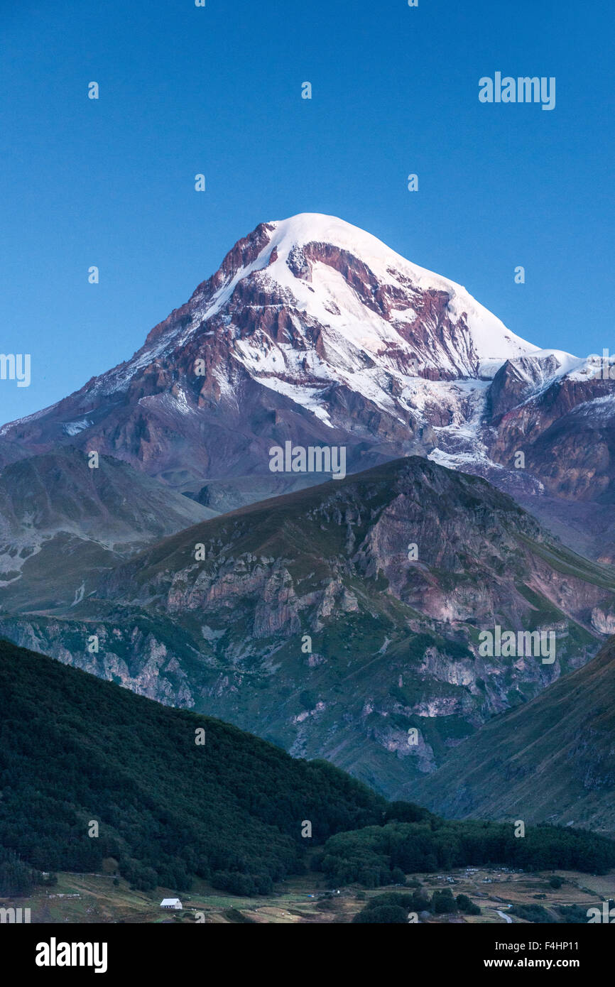 Alba vista del monte Kazbek (5047m) nelle montagne del Caucaso del nord della Georgia. Foto Stock