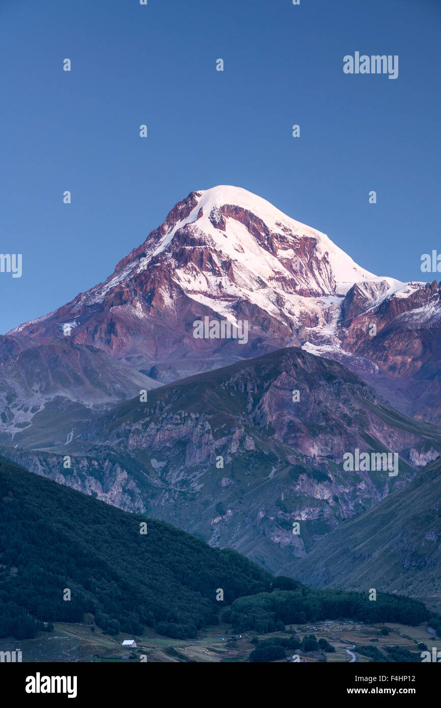 Alba vista del monte Kazbek (5047m) nelle montagne del Caucaso del nord della Georgia. Foto Stock