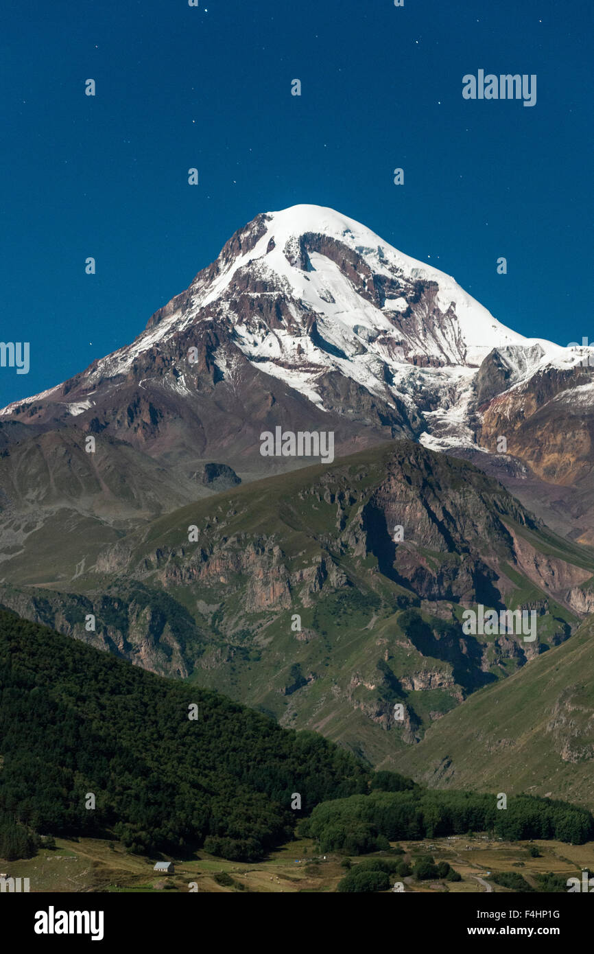 Moonlit vista del monte Kazbek (5047m) nelle montagne del Caucaso del nord della Georgia. Foto Stock
