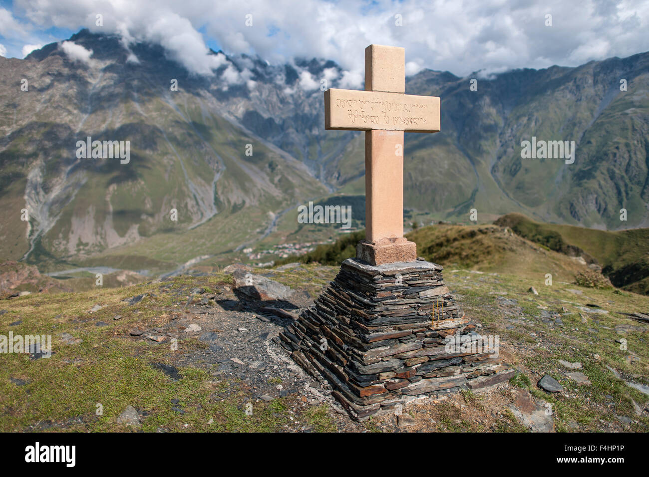 Croce di Gergeti Trinity Church nelle montagne del Caucaso a nord della Georgia. Foto Stock