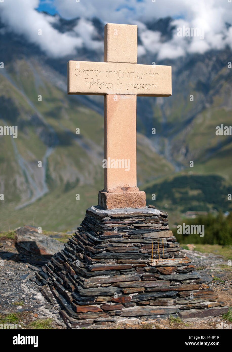 Croce di Gergeti Trinity Church nelle montagne del Caucaso a nord della Georgia. Foto Stock