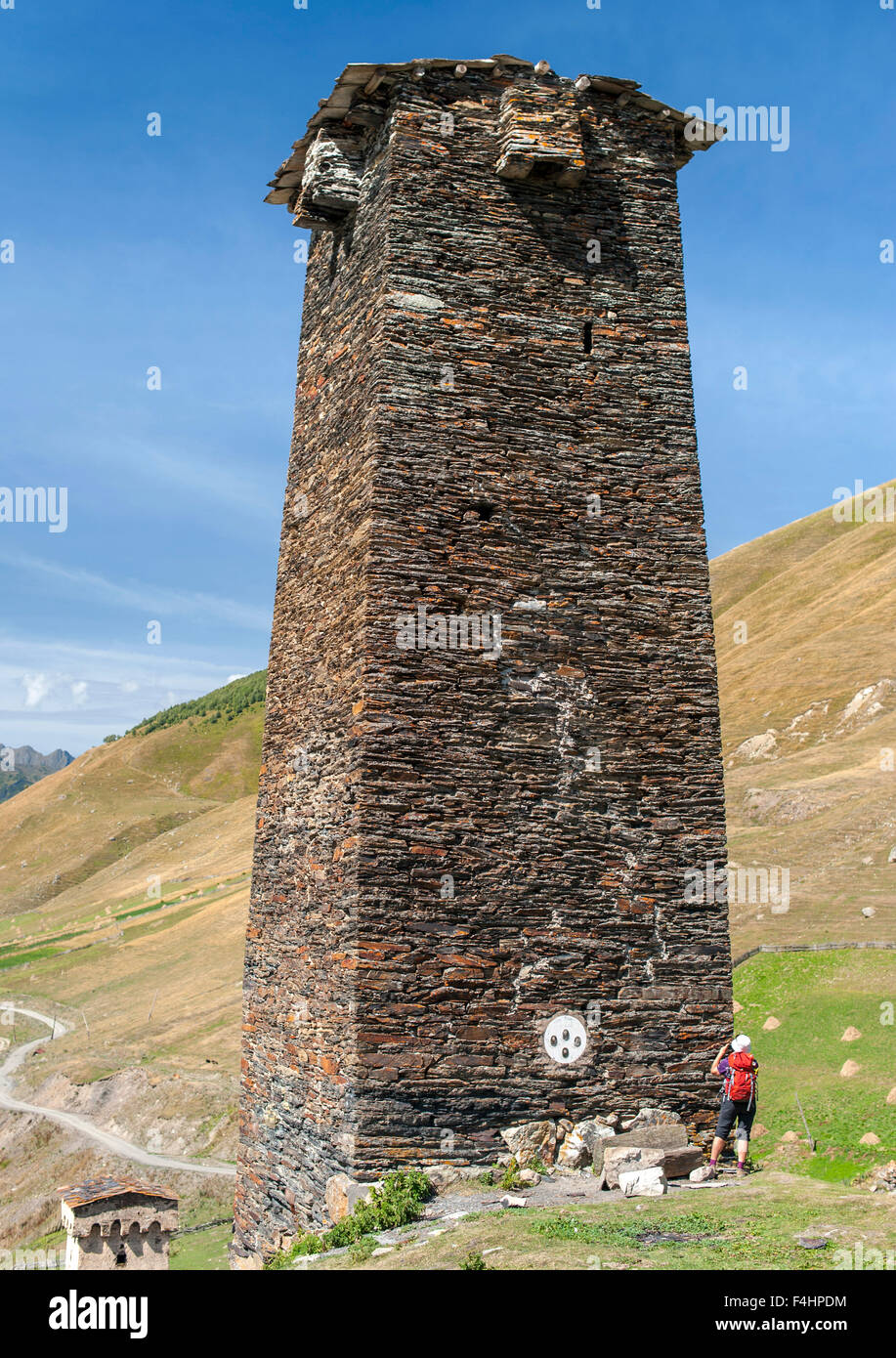 Regina Tamar Svan della torre nel villaggio di Ushguli nella regione di Svaneti del nord ovest della Georgia. Foto Stock