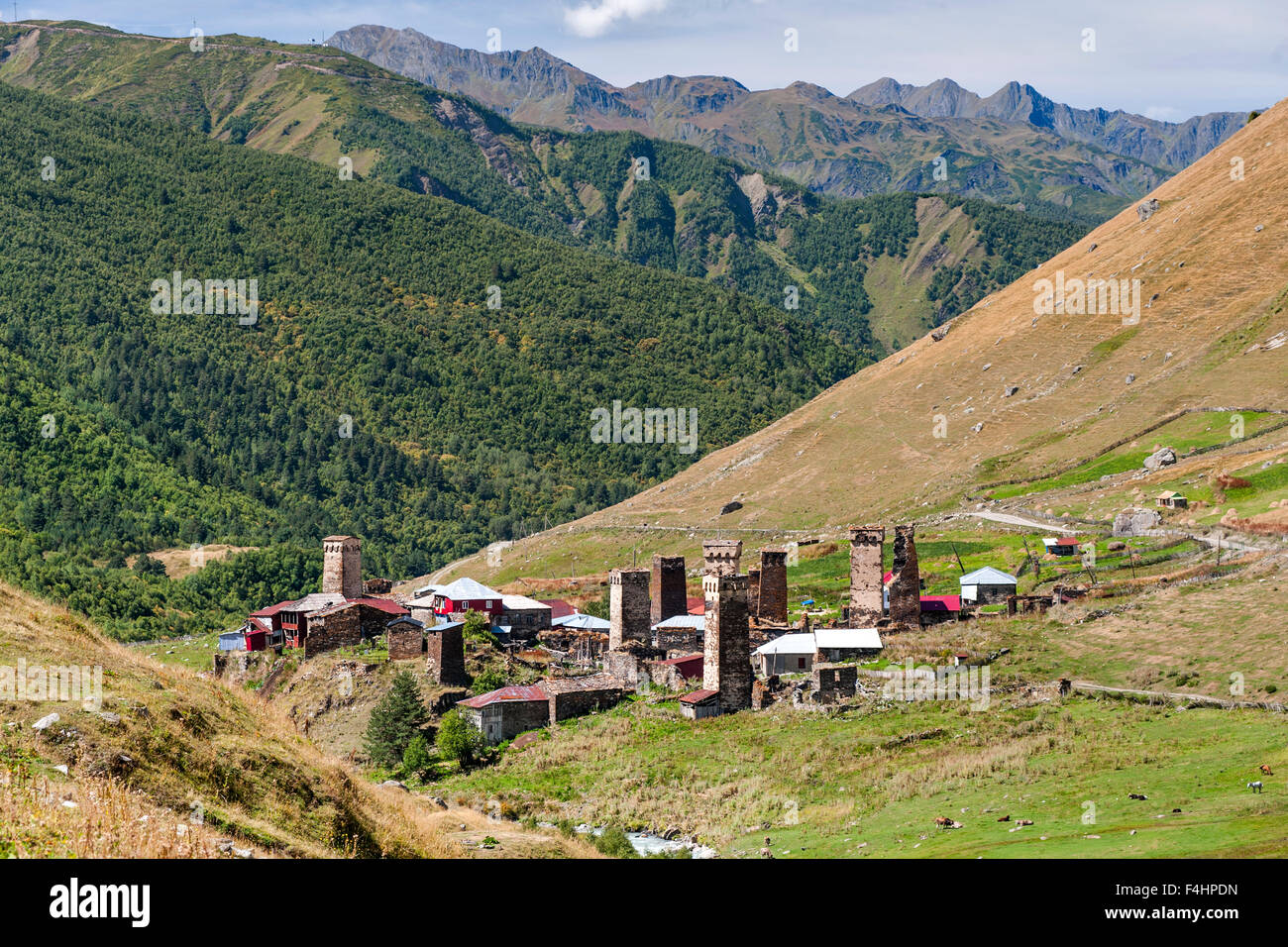 Chvibiani, una delle quattro frazioni comprendente Ushguli comunità nel distretto di Svaneti, montagne del Caucaso settentrionale, Georgia. Foto Stock