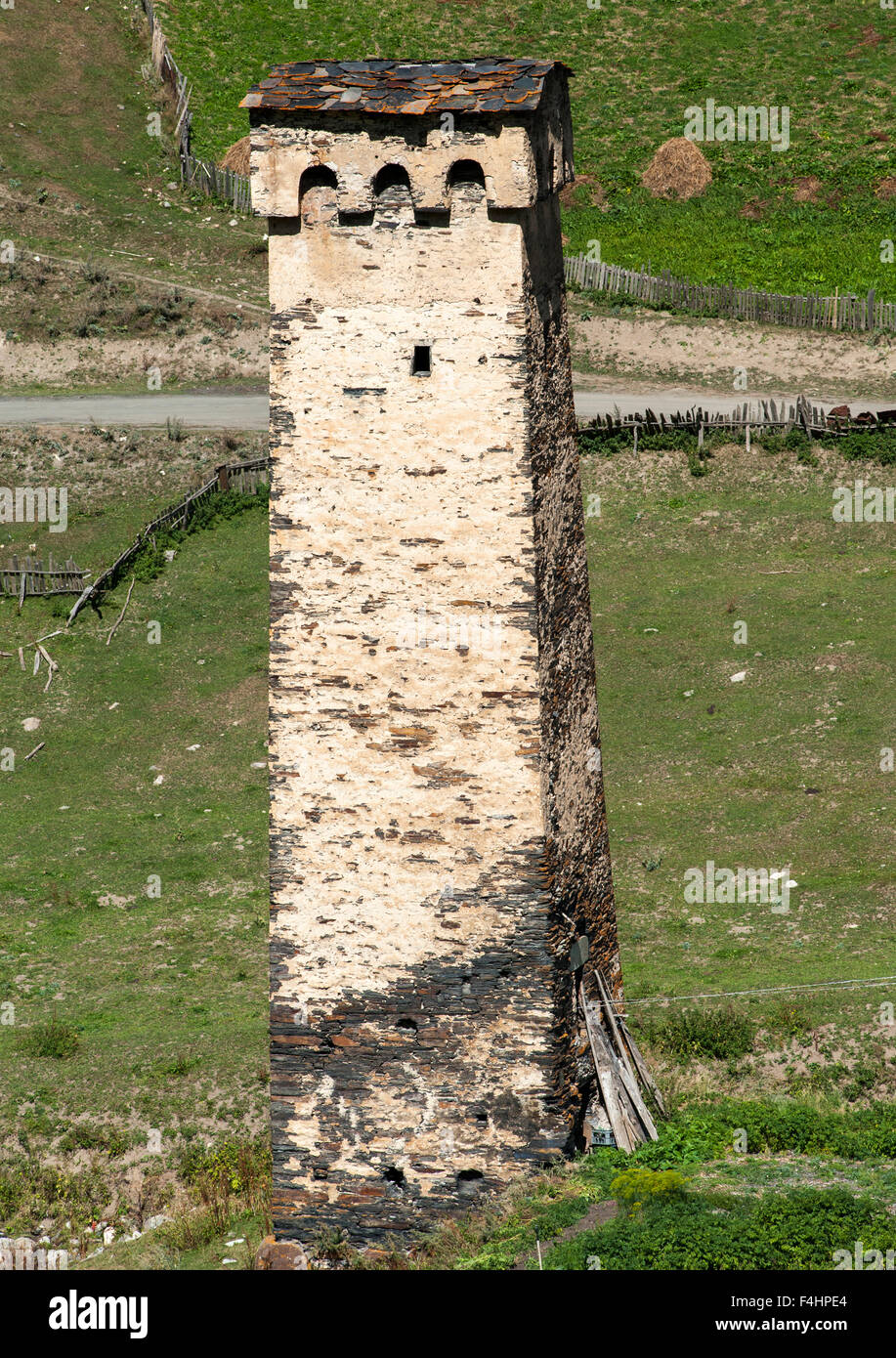 Torre Svan nel villaggio di Ushguli nella regione di Svaneti del nord ovest della Georgia. Foto Stock