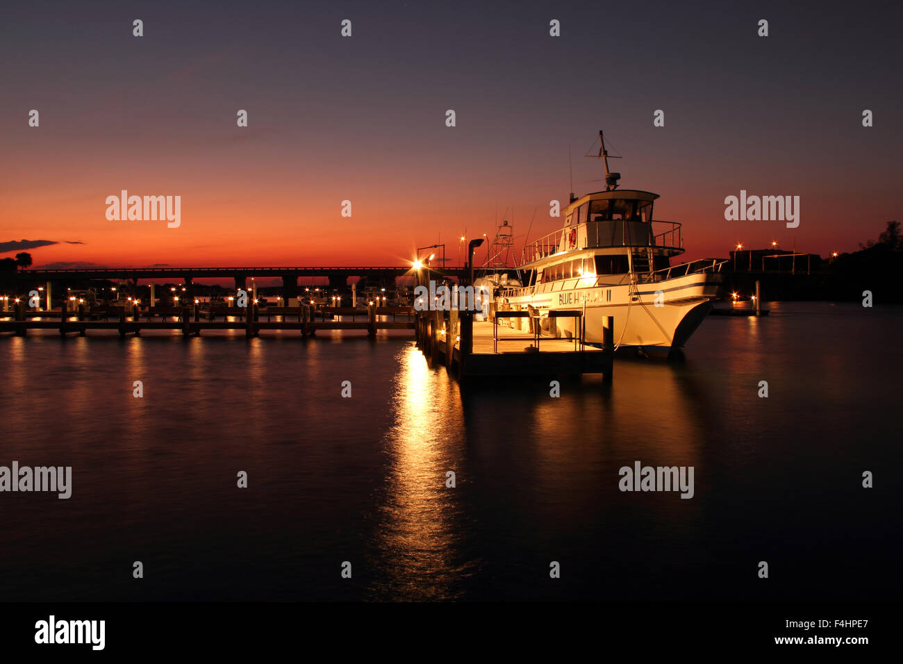 Vista panoramica delle imbarcazioni al dock lungo il panoramico fiume loxahatchee in giove area di ingresso della Florida del sud Foto Stock
