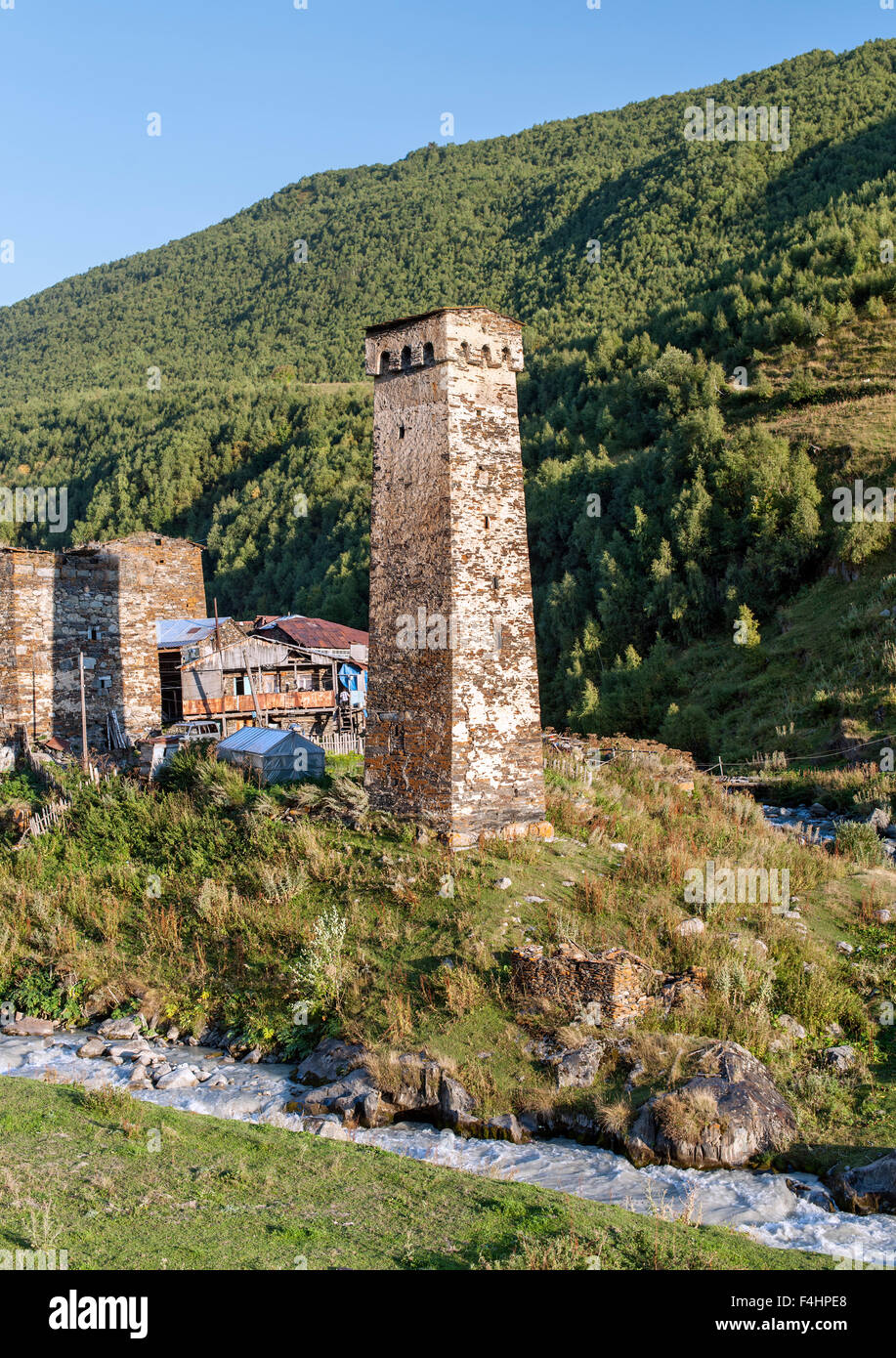 Torre Svan in Chazhashi, una delle quattro frazioni comprendente Ushguli comunità nel distretto di Svaneti, nord della Georgia. Foto Stock