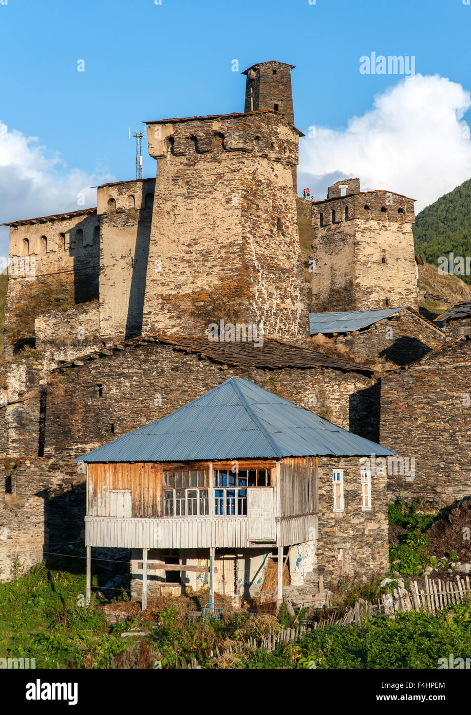 Chazhashi, una delle quattro frazioni comprendente Ushguli comunità nel distretto di Svaneti, montagne del Caucaso settentrionale, Georgia. Foto Stock