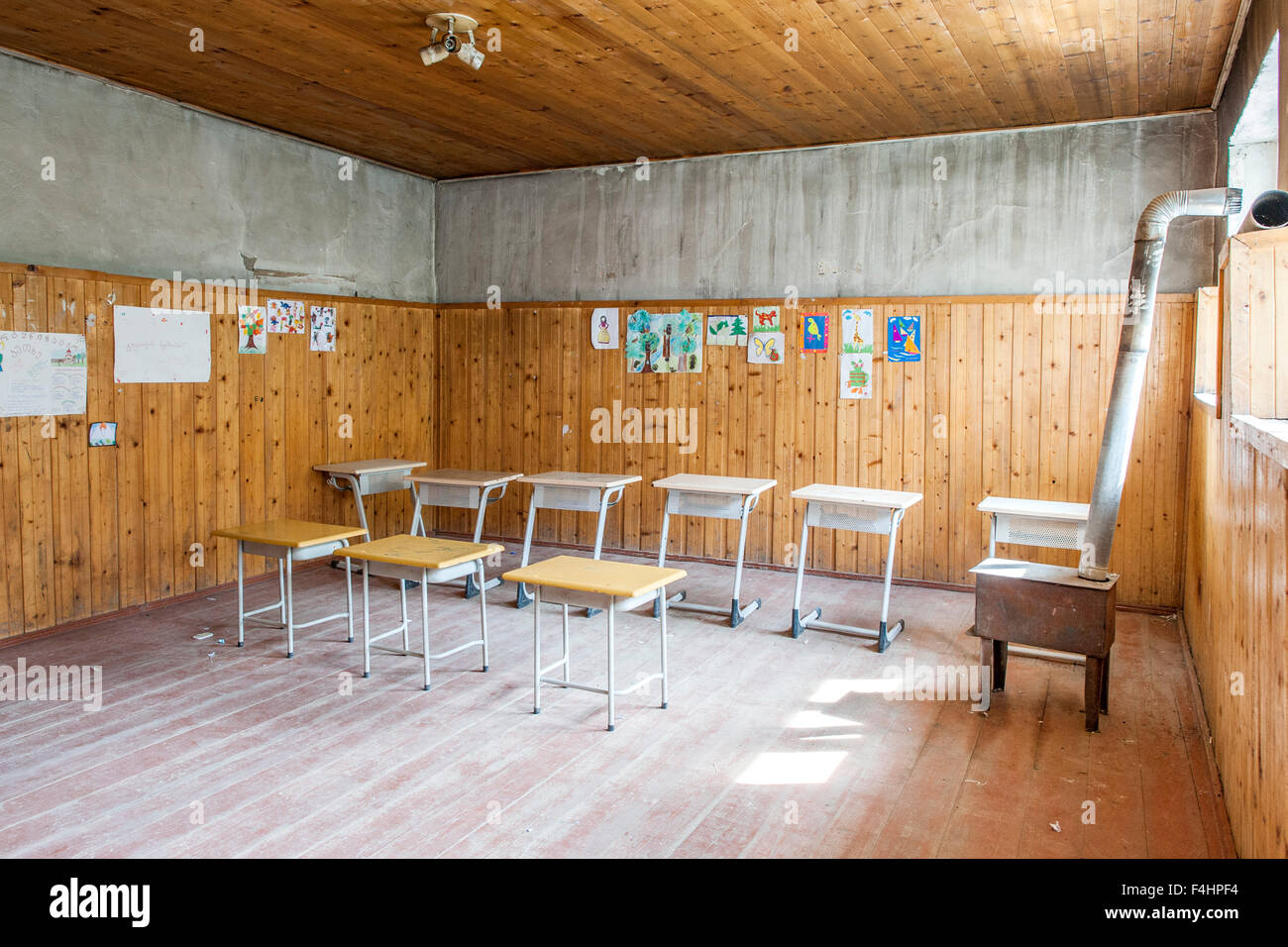Interni in aula nel villaggio di Ushguli, regione di Svaneti, northwestern Georgia. Foto Stock