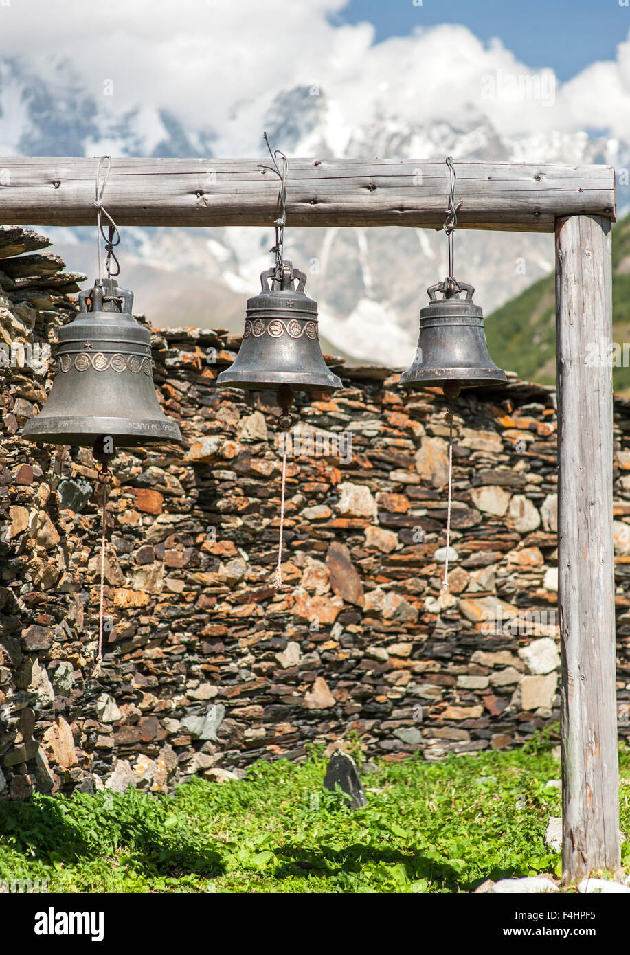 Le campane della chiesa di Lamaria chiesa nel villaggio di Ushguli, regione di Svaneti, northwestern Georgia. Foto Stock