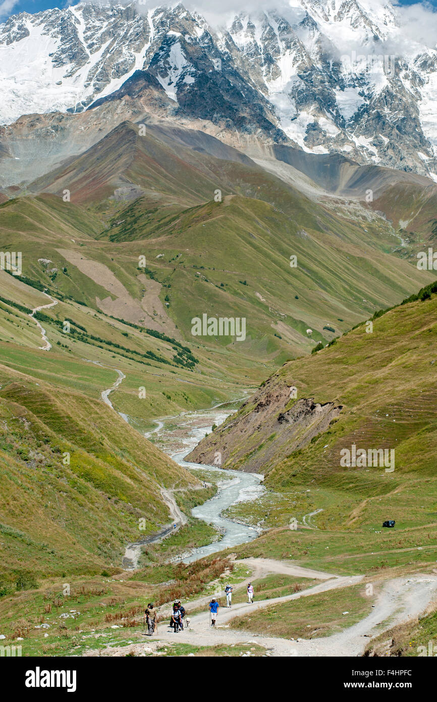 Gli escursionisti sulle pendici del Monte Shkhara (la montagna più alta in Georgia), regione di Svaneti, montagne del Caucaso, Georgia. Foto Stock