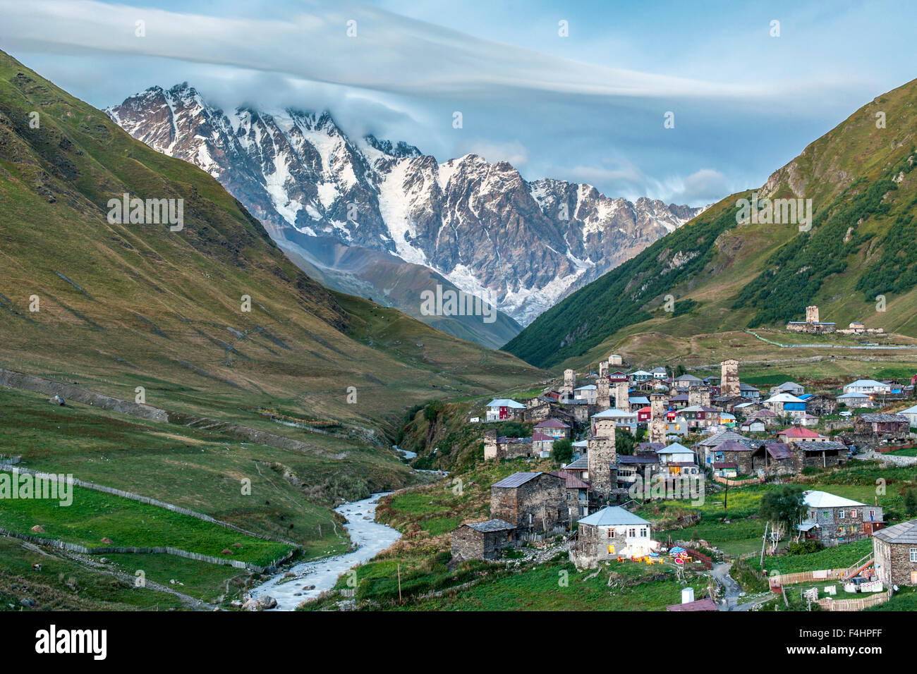 Zhibiani, una delle quattro frazioni comprendente Ushguli comunità nel distretto di Svaneti, montagne del Caucaso settentrionale, Georgia. Foto Stock