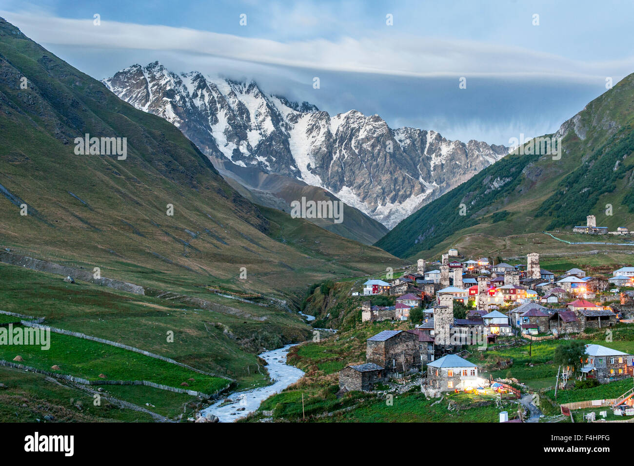 Zhibiani, una delle quattro frazioni comprendente Ushguli comunità nel distretto di Svaneti, montagne del Caucaso settentrionale, Georgia. Foto Stock