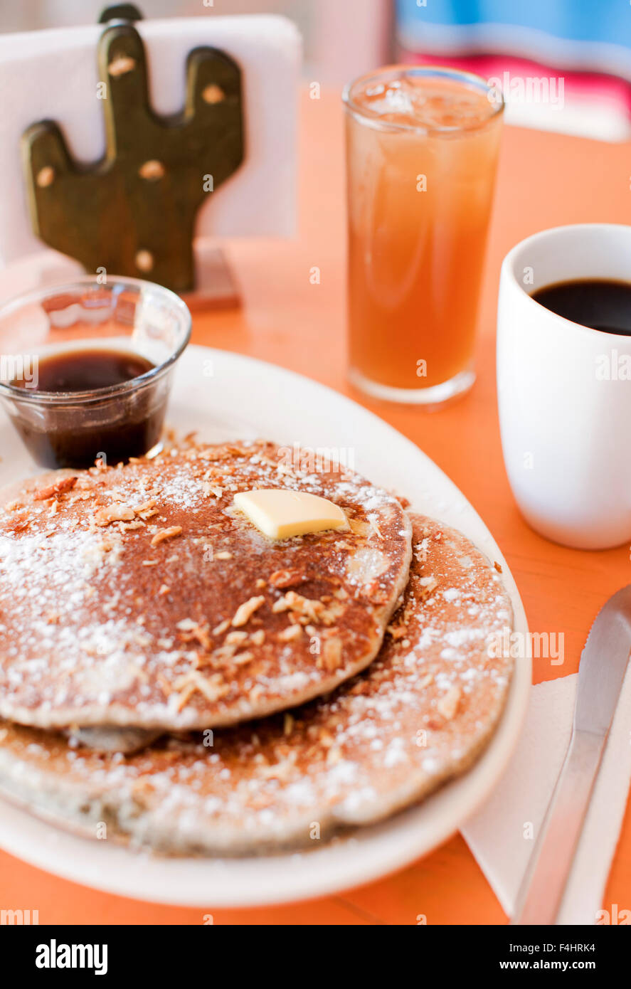 Blue Corn pancake, una rinomata prima colazione piatto al Mango Cafe, Isla Mujeres, Quintana Roo, Messico. Foto Stock