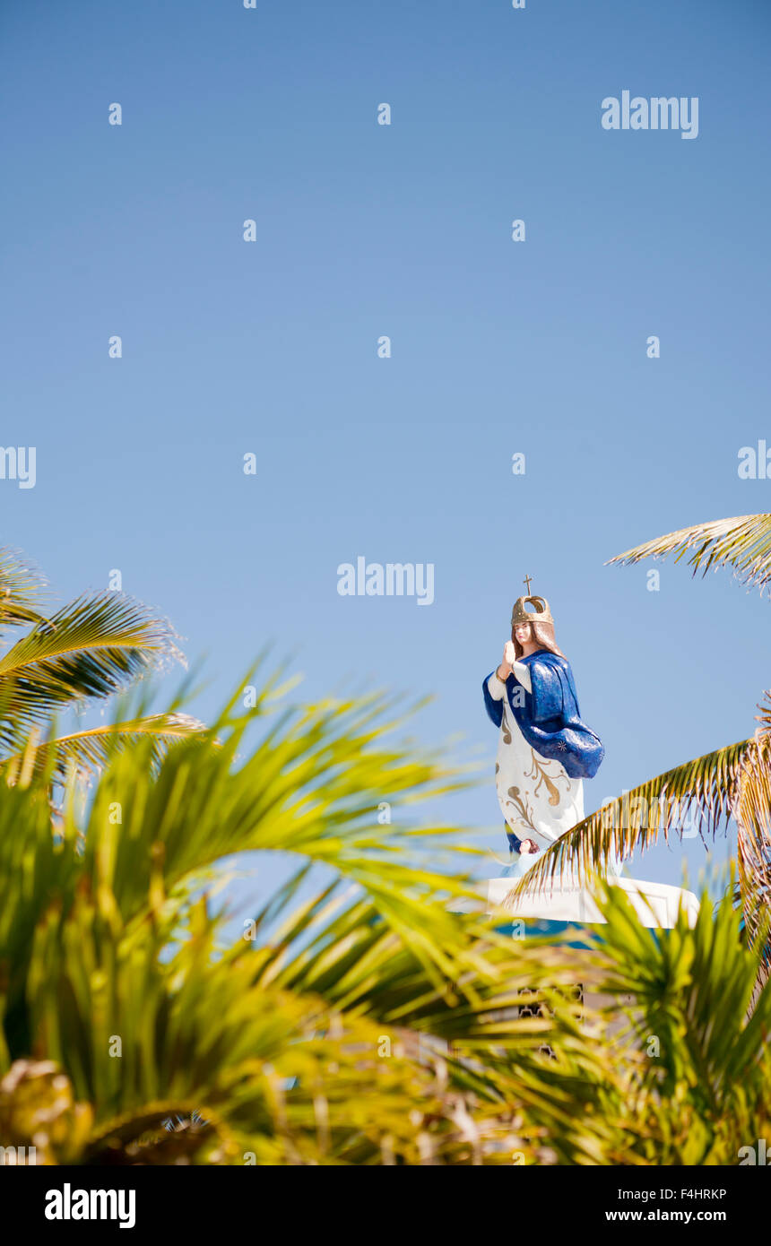 Statua della Vergine Maria sul tetto della chiesa dell Immacolata Concezione, Isla Mujeres,Messico Foto Stock