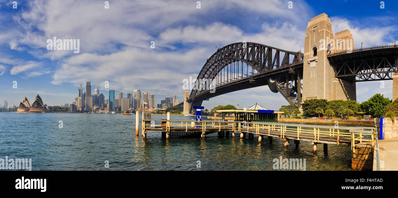 Pamorama con Kirribilli Ferry Pier, il Ponte del Porto di Sydney e cityline di grattacieli in una soleggiata giornata estiva in tutta Harbour Foto Stock