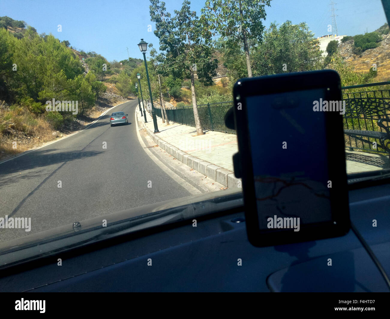 La guida con la navigazione satellitare/dispositivo GPS da area rurale strade, Spagna Foto Stock