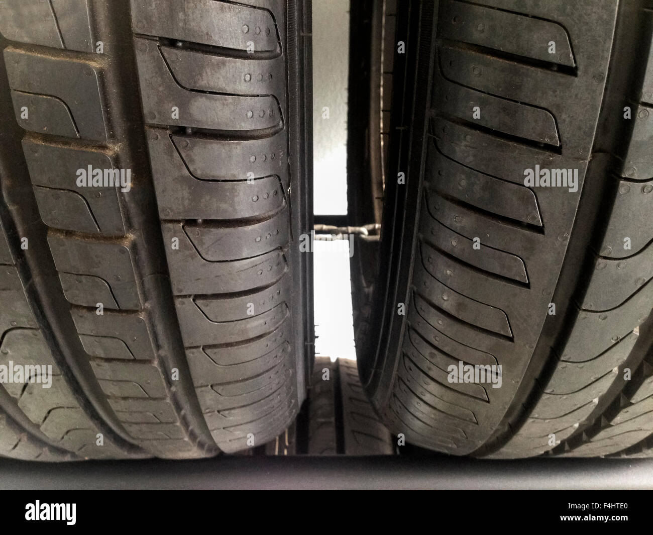 Nuovi pneumatici per auto closeup. Basso angolo di visualizzazione Foto Stock