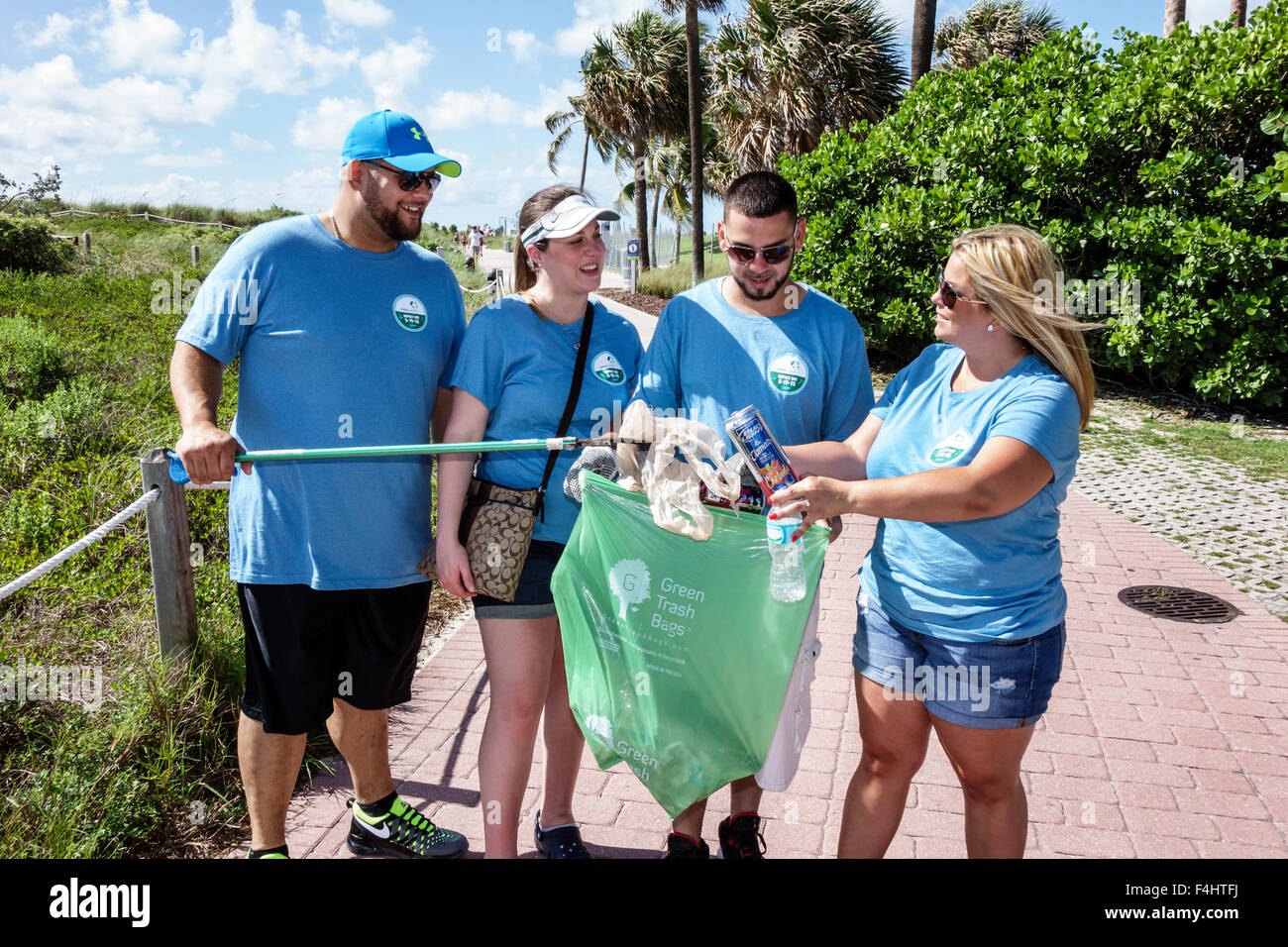 Miami Beach Florida,pulizia,pulizia,pulizia,pulizia,volontari volontari volontari volontari lavoratori del lavoro,lavoro di squadra che lavorano insieme al servizio di aiuto prestito,hel Foto Stock