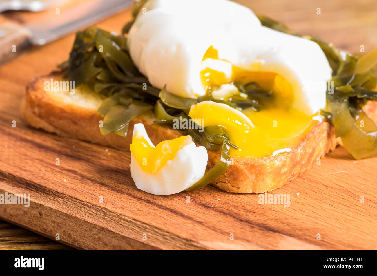 Tostare sandwich con alghe marine e Uovo affogato closeup Foto Stock