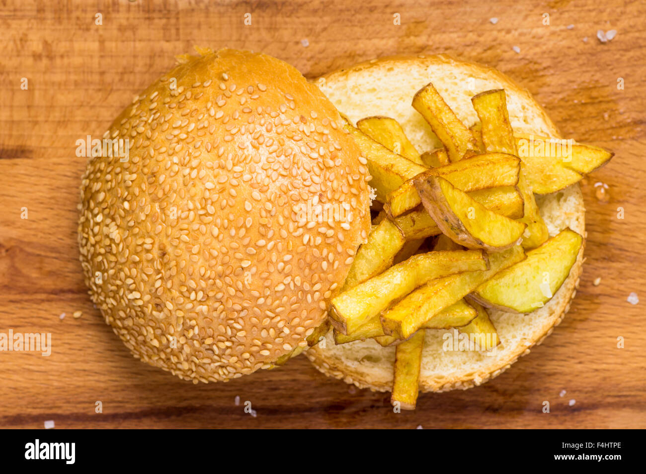 Bun hamburger con patatine fritte vista da sopra Foto Stock